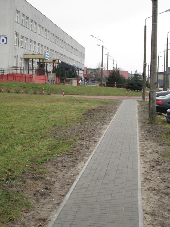 chodnik przy parkingu