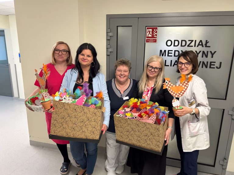 osoby trzymające stroiki wielkanocne