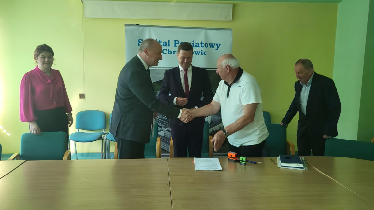 uścisk dłoni między przedstawicielami Szpitala i firmy Budmet