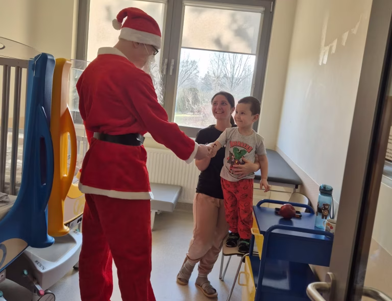 Święty Mikołaj w pokoju pacjenta